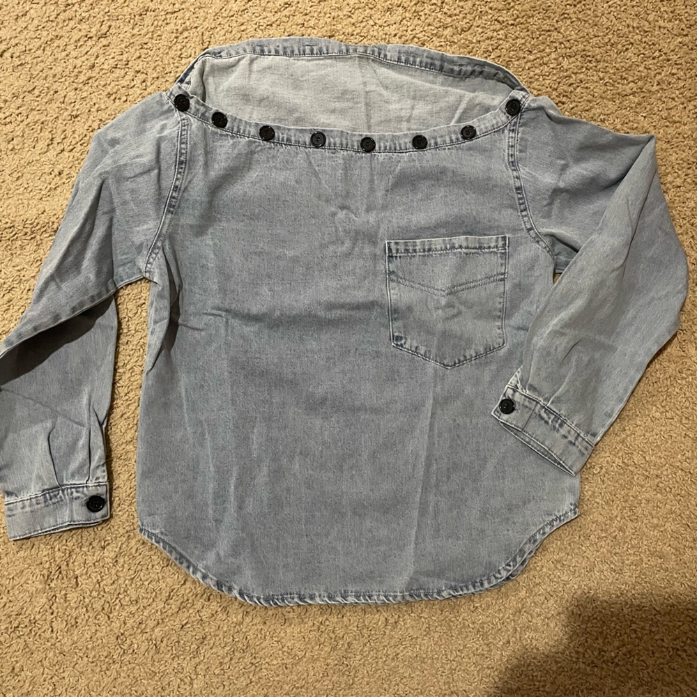 Stylish Gray Women's Top with Button Accents